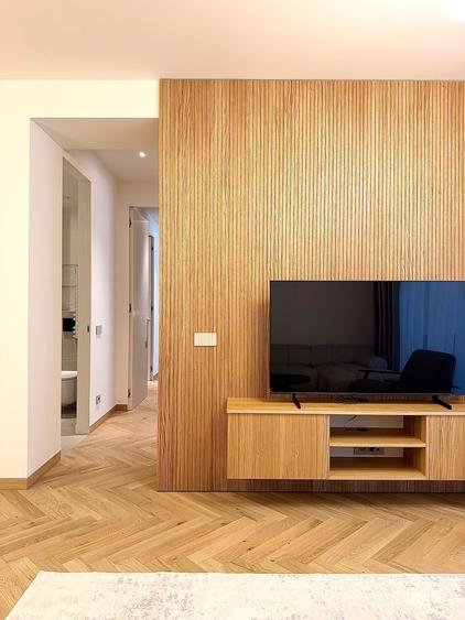 Apartament cu 3 camere semidecomandat în P-ța Victoriei