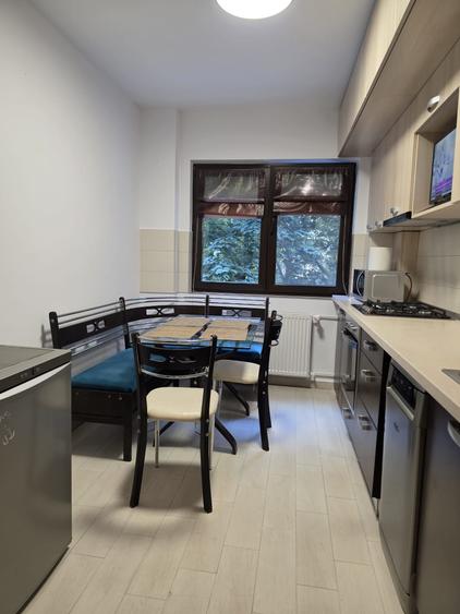 Apartament cu 3 camere decomandat în Berceni