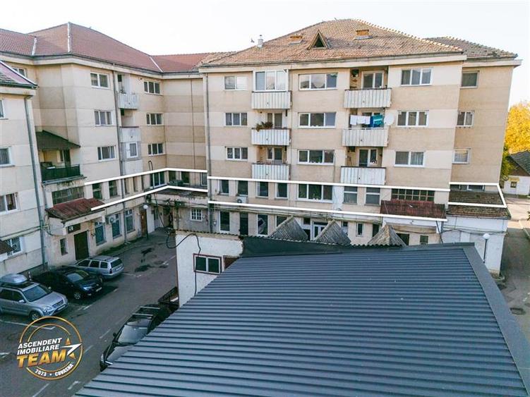 Apartament cu 18 camere decomandat în Central