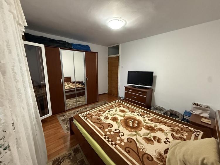 Apartament cu 3 camere decomandat în Obor