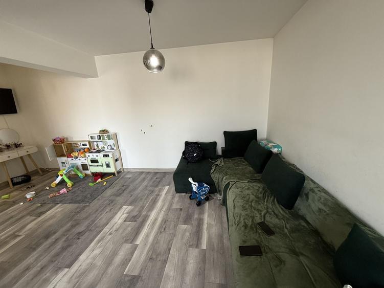 Apartament cu 3 camere decomandat, mobilat în Palazu Mare