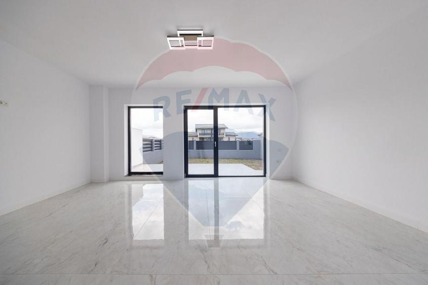 Duplex cu 4 camere cu Teren 250 Mp în Tărlungeni