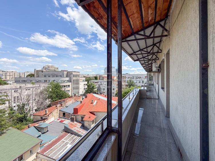 Penthouse cu 5 camere decomandat, mobilat în Central