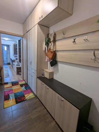Apartament cu 3 camere semidecomandat, mobilat în Buziașului