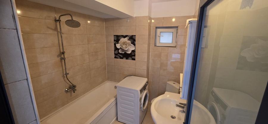 Apartament cu 3 camere semidecomandat în Bucureștii Noi