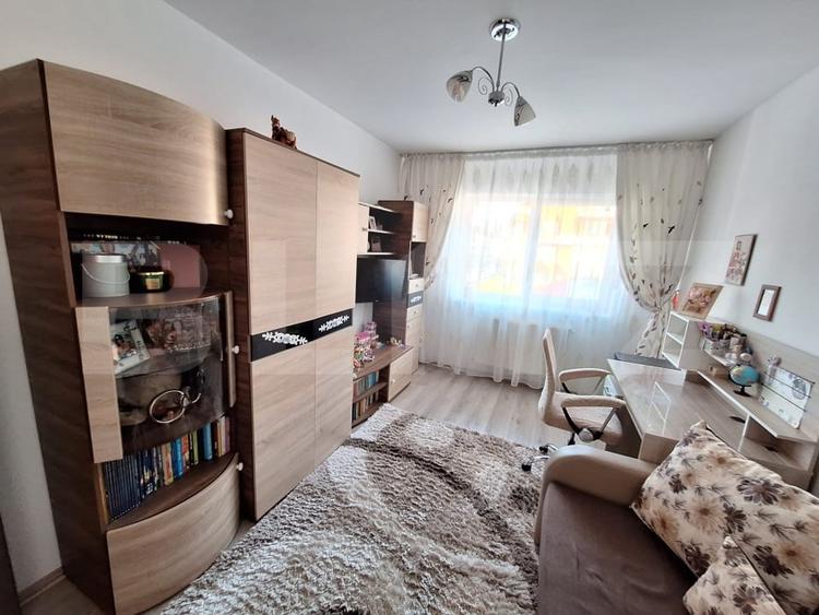 Apartament cu 2 camere decomandat, mobilat în Sânpetru
