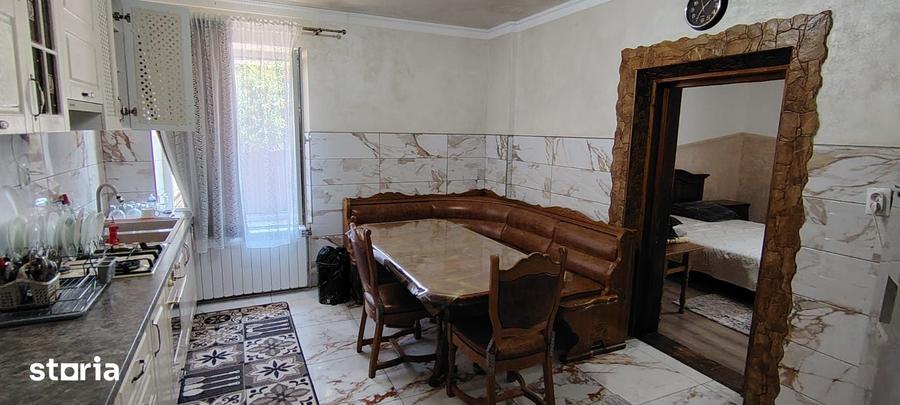 Casă cu 5 camere cu Teren 250 Mp în Central
