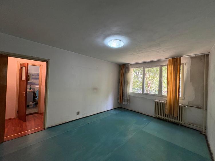 Apartament cu 3 camere semidecomandat în Berceni