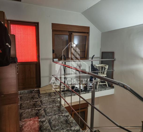 Casă cu 11 camere cu Canalizare în Lipovei