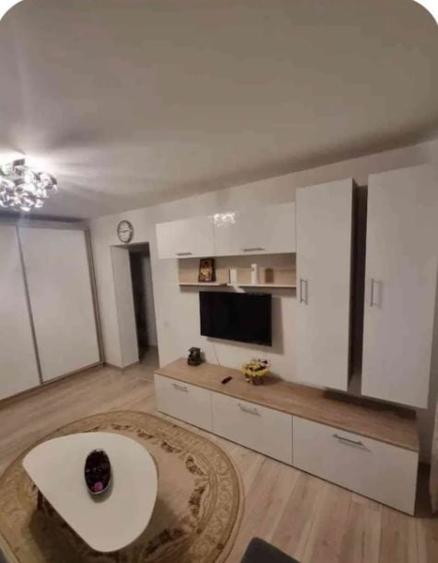 Apartament cu 2 camere decomandat, mobilat în Titan
