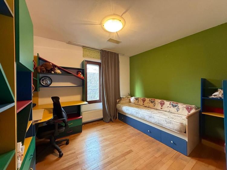 Casă individuală cu 4 camere cu Canalizare în Lipovei