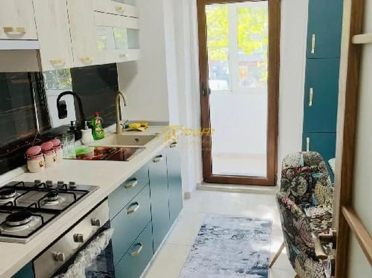 Apartament cu 3 camere decomandat în Podul de Fier