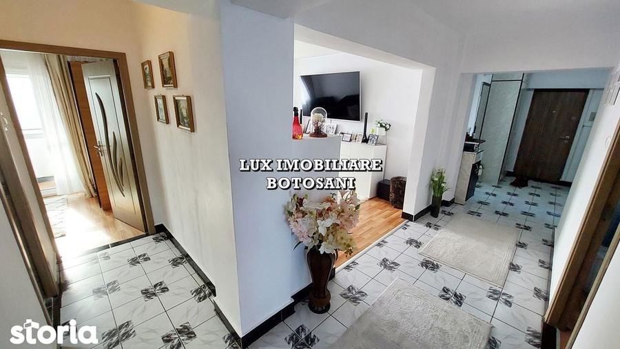 Apartament cu 4 camere decomandat în Central