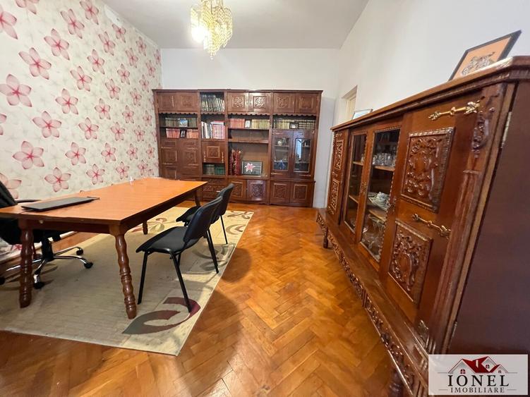 Casă individuală cu 9 camere cu Canalizare în Central