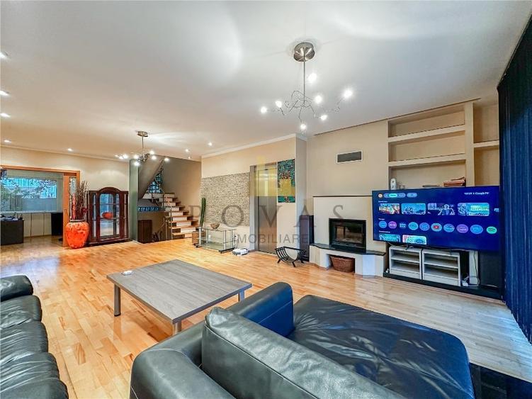 Duplex cu 7 camere cu Canalizare în Central