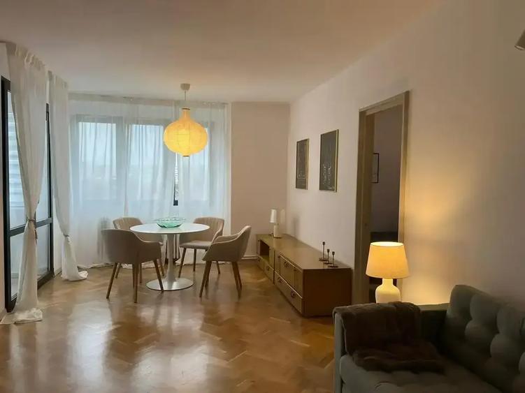 Apartament cu 3 camere semidecomandat, mobilat în Vatra Luminoasă