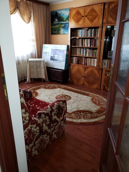 Apartament cu 3 camere decomandat, mobilat în Poarta 6