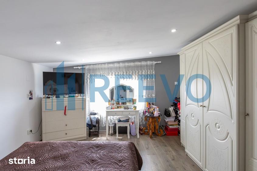 Casă cu 7 camere cu Teren 735 Mp în Letea Veche