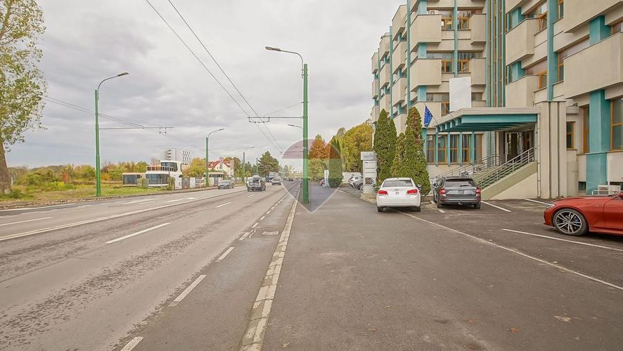 Birou, de 620 mp, în Tractorul