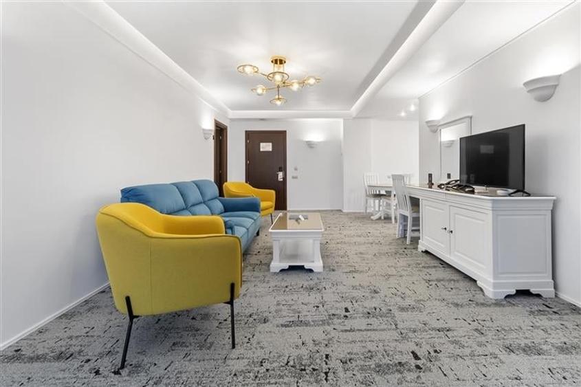 Apartament cu 3 camere decomandat, mobilat în Poiana Brașov