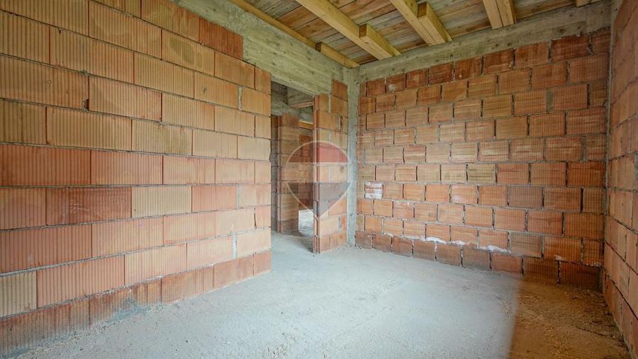 Casă cu 4 camere cu Teren 365 Mp în Hălchiu