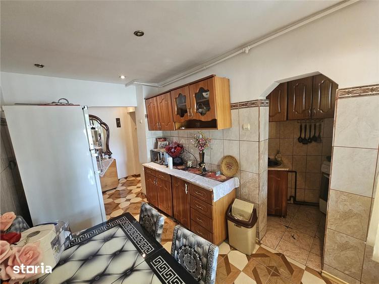 Apartament cu 3 camere semidecomandat, mobilat în Central