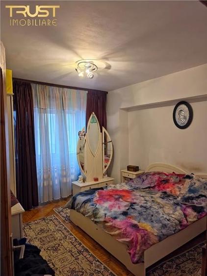 Apartament cu 4 camere decomandat în Central