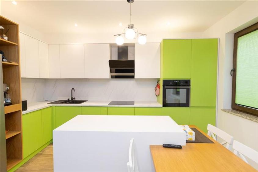 Apartament cu 3 camere decomandat, mobilat în Tractorul