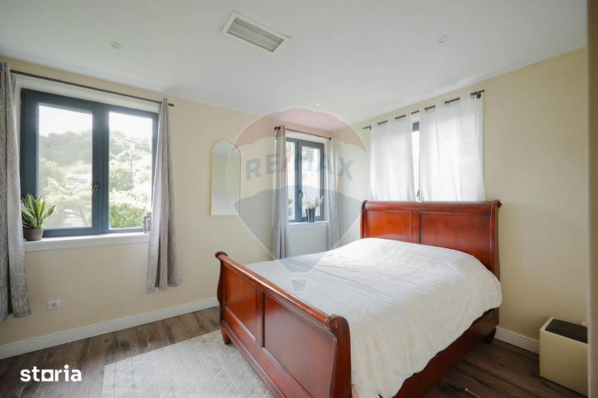 Casă cu 9 camere cu Teren 1378 Mp în Eșelnița