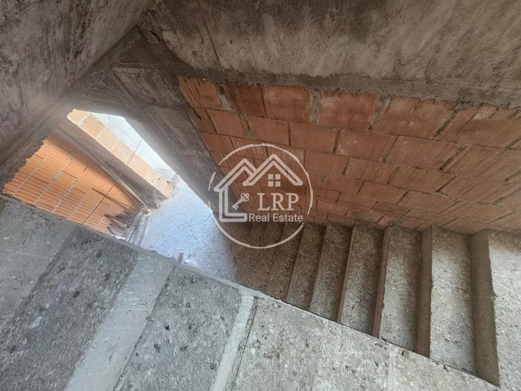 Casă individuală cu 7 camere cu Canalizare în Voluntari