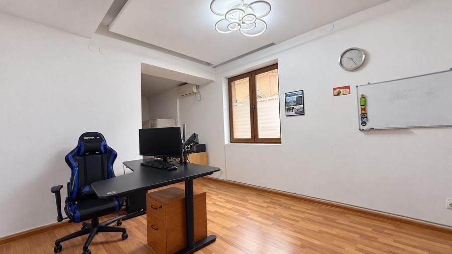 Casă individuală cu 8 camere cu Canalizare în Domenii