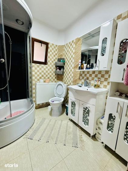Casă cu 5 camere cu Teren 5500 Mp în Pojorâta