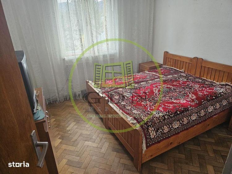 Apartament cu 3 camere semidecomandat în Cioplea