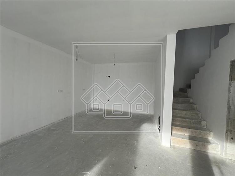 Duplex cu 4 camere cu Canalizare în Gușterița