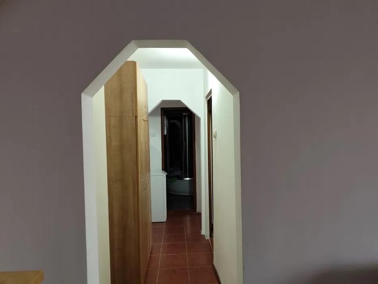 Apartament cu 3 camere semidecomandat, mobilat în Baza 3