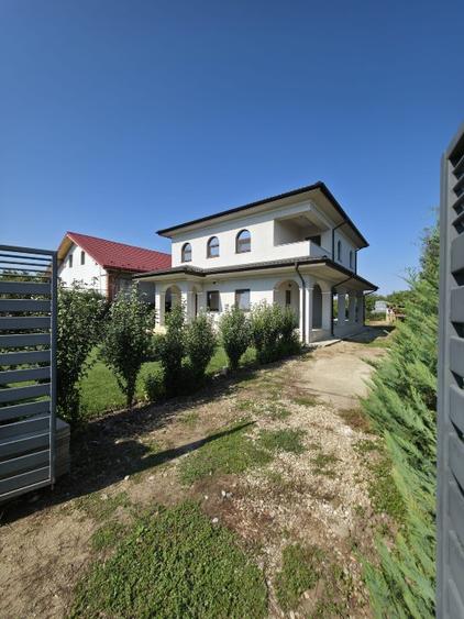Casă individuală cu 4 camere cu Teren 1050 Mp în 1 Decembrie