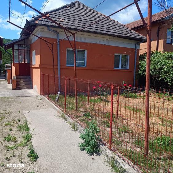 Casă cu 4 camere cu Teren 114 Mp în Bujoreni