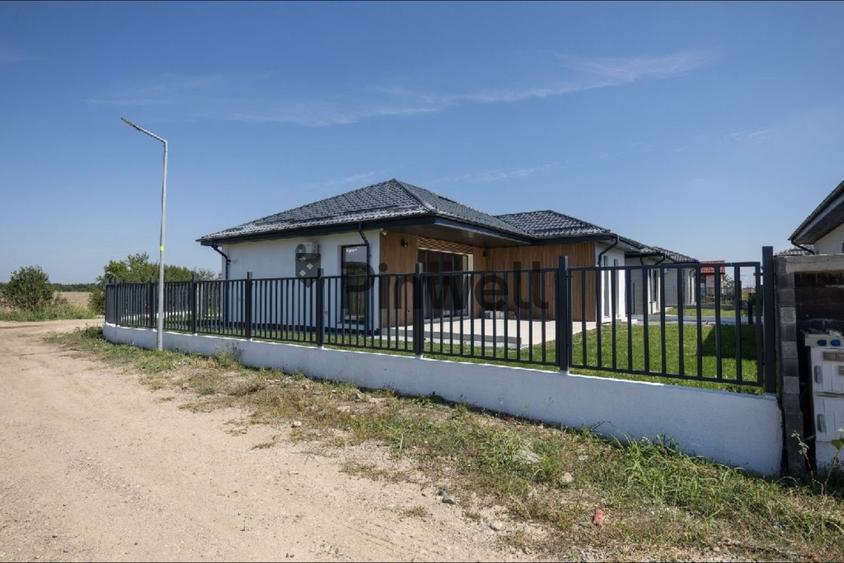 Casă individuală cu 4 camere cu Canalizare în Tunari