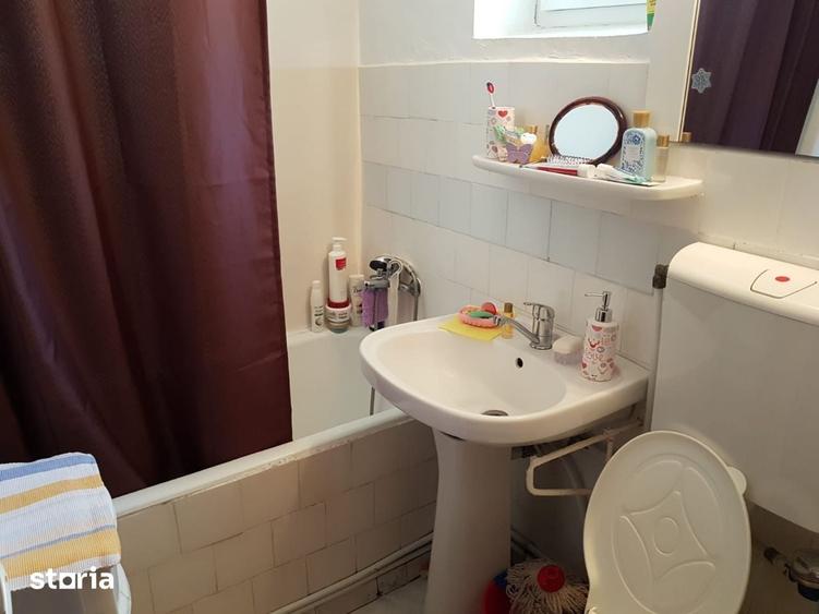 Apartament cu 3 camere semidecomandat în Central