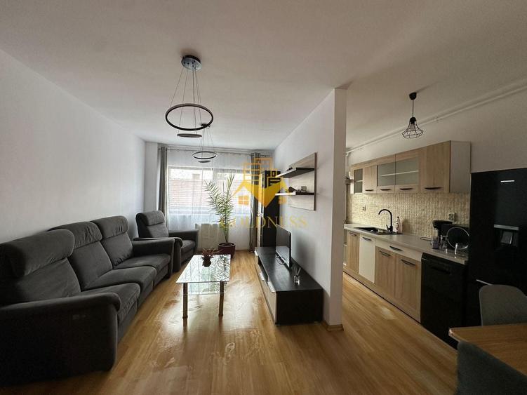 Apartament cu 3 camere semidecomandat, mobilat în Central