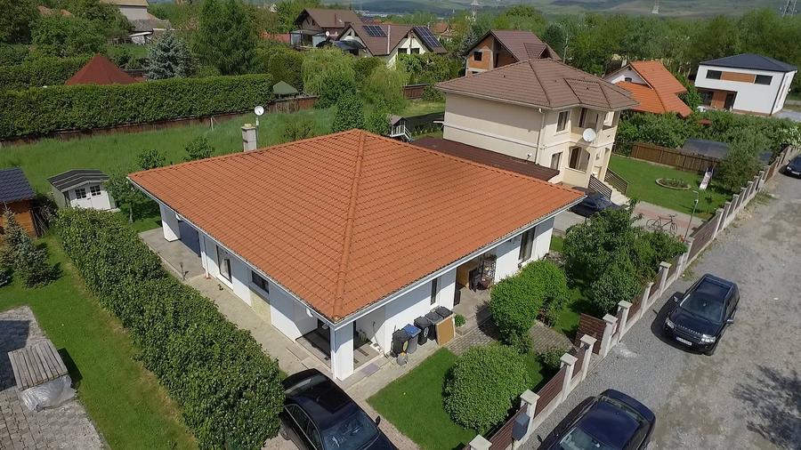 Casă individuală cu 3 camere cu Canalizare în Luna de Sus