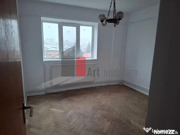 Apartament cu 4 camere decomandat în Central