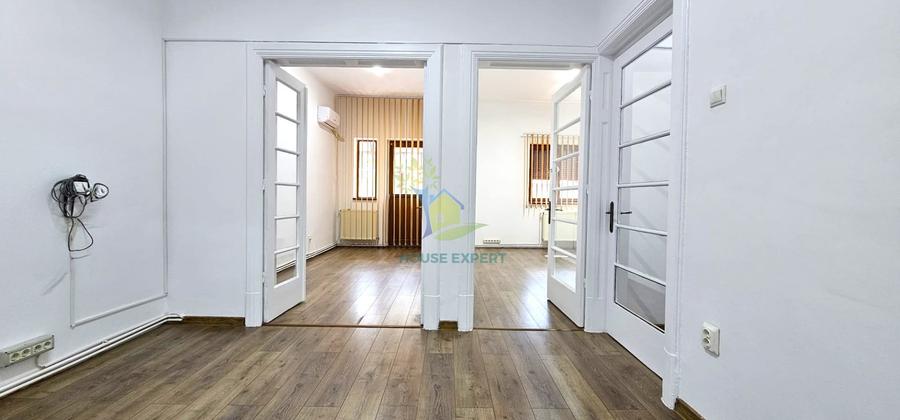 Apartament cu 4 camere decomandat în P-ța Rosetti
