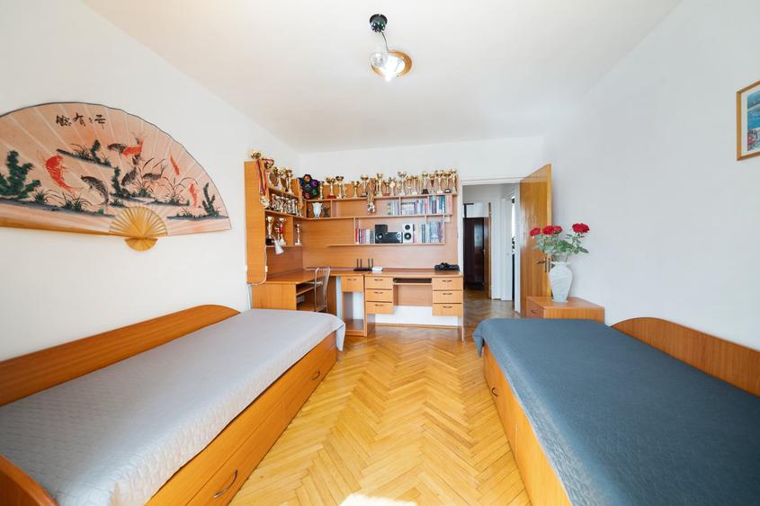 Apartament cu 3 camere semidecomandat, mobilat în Baba Novac