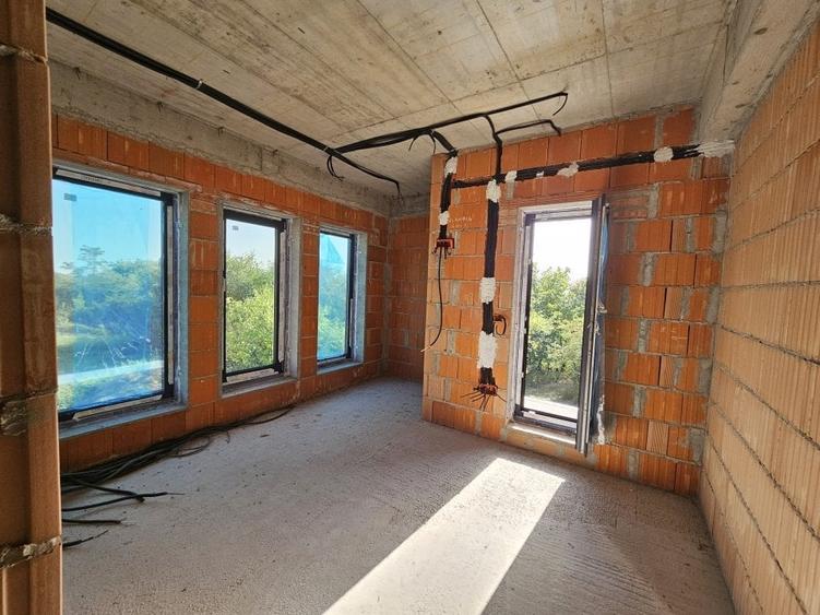 Casă individuală cu 6 camere cu Teren 684 Mp în Băbana