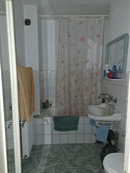 Apartament cu 4 camere decomandat în Coman
