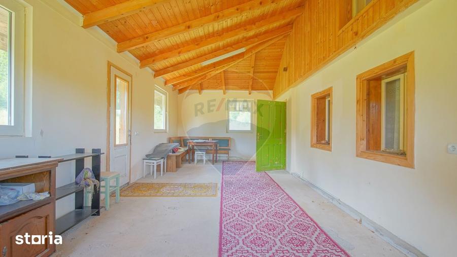 Casă cu 3 camere cu Teren 8100 Mp în Ucea