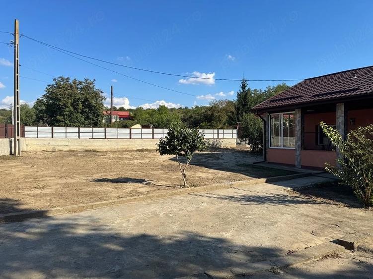 Casă cu 3 camere cu Teren 1900 Mp în Topalu