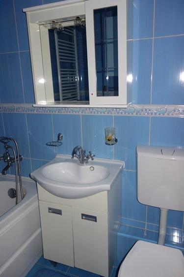 Apartament cu 2 camere semidecomandat, mobilat în Central