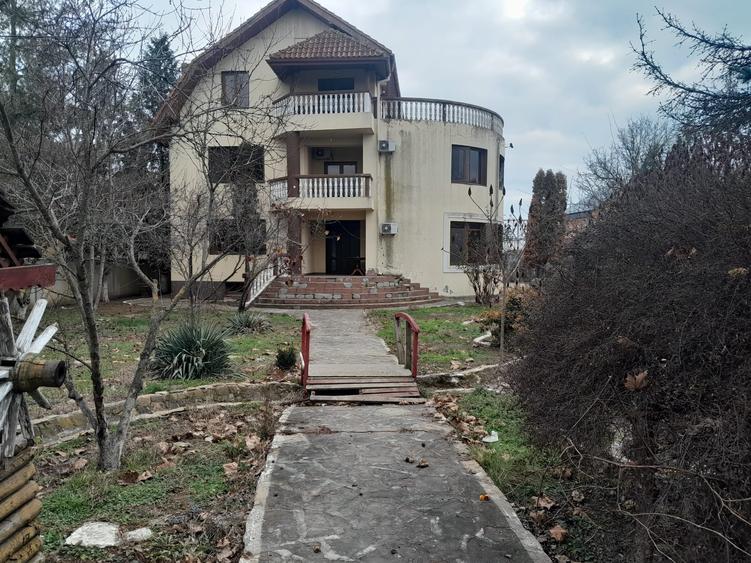 Casă cu 8 camere cu Teren 1450 Mp în Joița